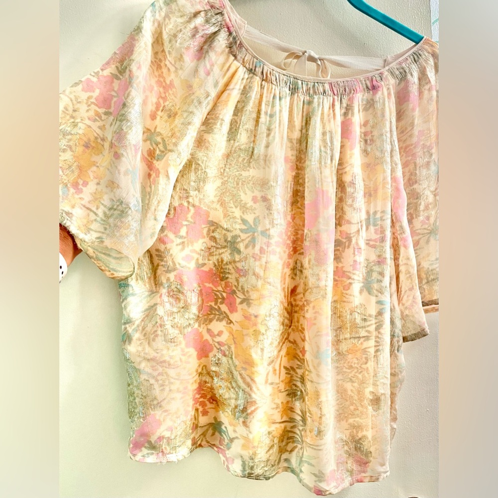 LOFT Shimmer Floral Pastel Top
SIZE MEDIUM **LIKE NEW** - Picture 11 of 16